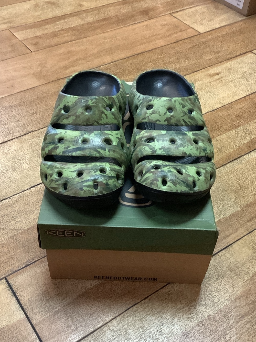 Keen yogui green floral